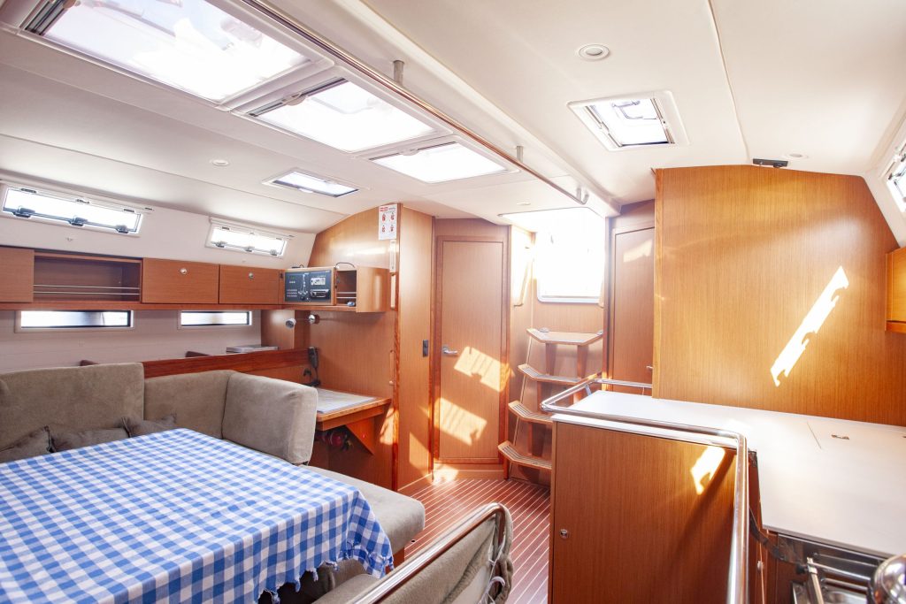 Saloon in sailing yacht Bavaria Cruiser 45 iBulut for charter in Orhaniye in Turkey