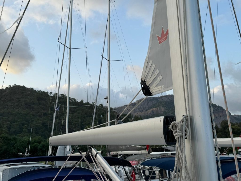 Mast of sailing yacht Bavaria Cruiser 46 Orion for charter in Göcek in Turkey