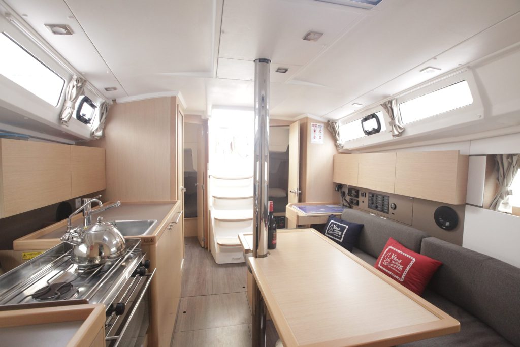Saloon in sailing boat Beneteau Oceanis 35 Minta for charter in Orhaniye near Marmaris in Turkey