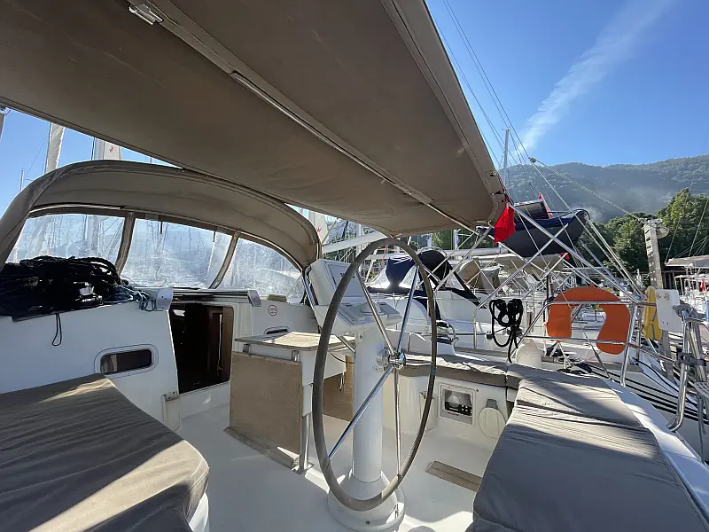 Cockpit of sailing boat Beneteau Oceanis 37 Glen Rosa for charter in Fethiye in Turkey
