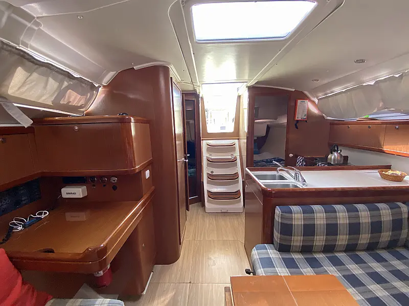 Saloon in sailing boat Beneteau Oceanis 37 Glen Rosa for charter in Fethiye in Turkey