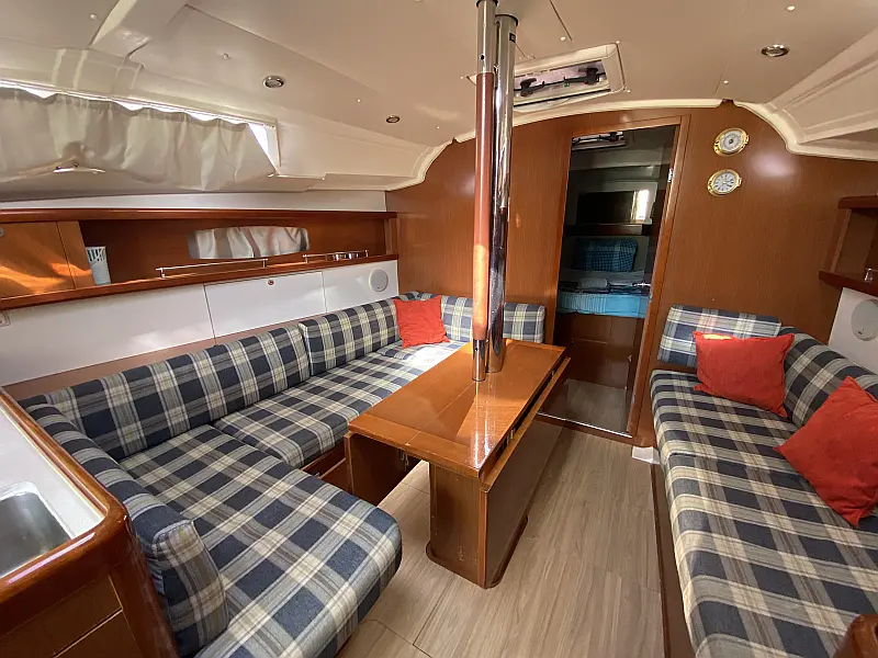 Saloon in sailing boat Beneteau Oceanis 37 Glen Rosa for charter in Fethiye in Turkey