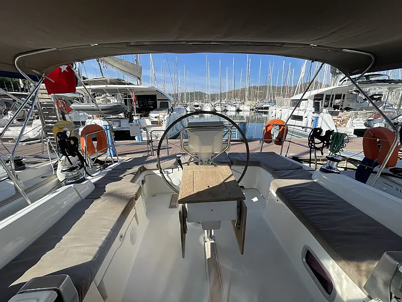 Cockpit of sailing boat Beneteau Oceanis 37 Glen Rosa for charter in Fethiye in Turkey