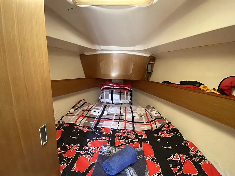 Forward cabin in sailing boat Jeanneau Sun Odyssey 32i Elif for charter in Fethiye in Turkey