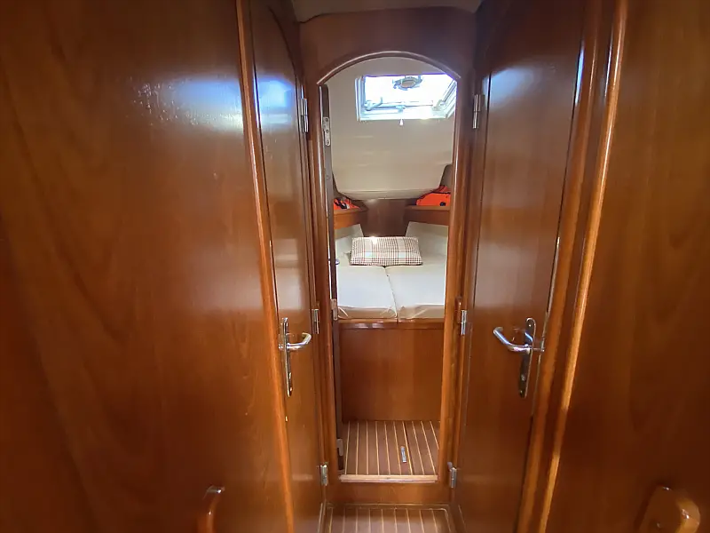 Forward cabins in sailing yacht Jeanneau Sun Odyssey 43 Saida for charter in Fethiye in Turkey