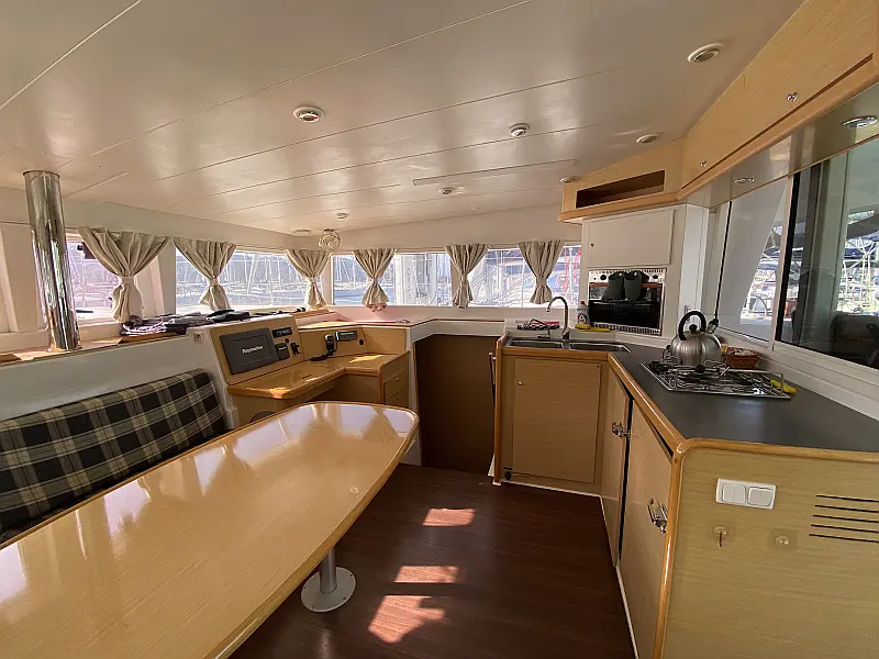 Saloon in catamaran Lagoon 400 Winnie for charter in Fethiye in Turkey