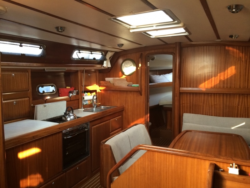 Saloon in sailing yacht Bavaria 40 Alegria for charter in Corfu in Greece