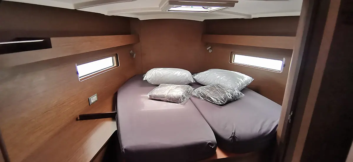 Forward cabin in sailing yacht Beneteau Oceanis 40.1 Milon for charter in Cephalonia in Greece