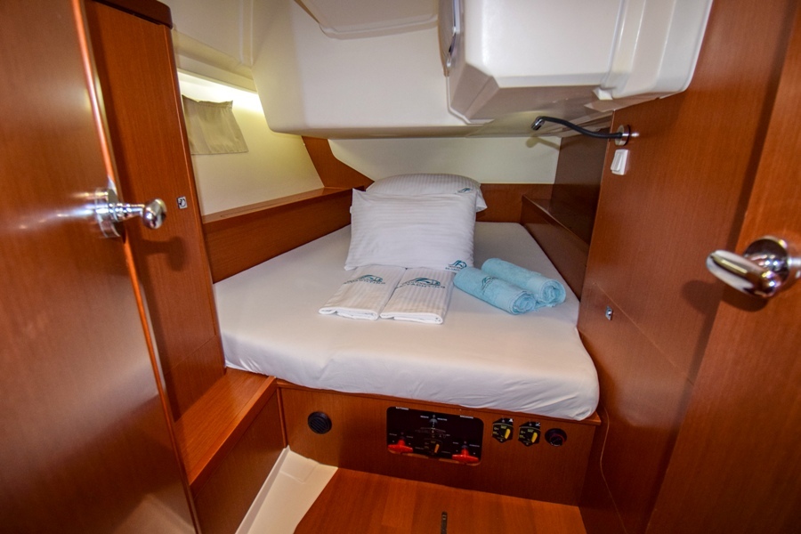 Aft cabin in sailing yacht Beneteau Oceanis 45 Tonic in Marmaris in Turkey