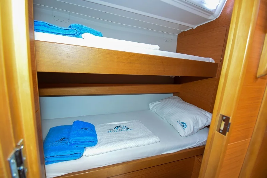 Bunk bed cabin in sailing yacht Dufour 430 Grand Large Ida for charter in Marmaris in Turkey