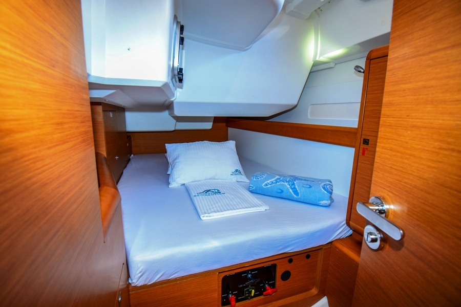 Aft cabin in sailing yacht Jeanneau Sun Odyssey 479 Sky Selin for charter in Marmaris in Turkey