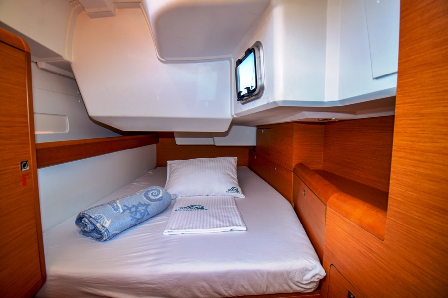 Aft cabin in sailing yacht Jeanneau Sun Odyssey 479 Sky Selin for charter in Marmaris in Turkey