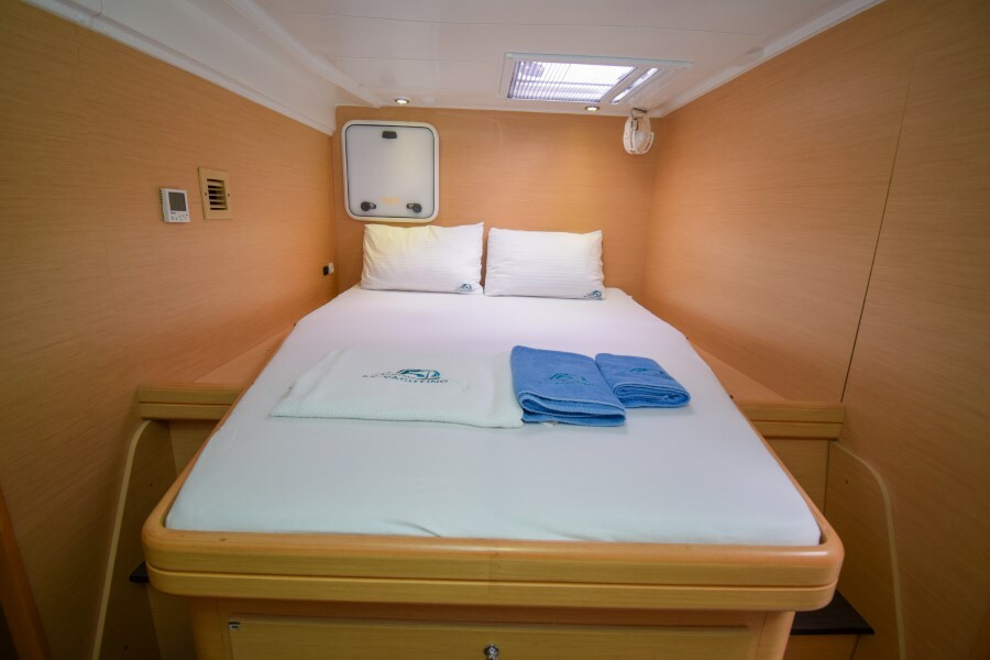 Aft cabin bed in catamaran Lagoon 421 Rain Dogs for charter in Marmaris in Turkey