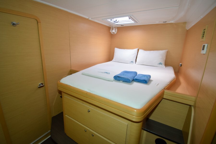 Aft cabin in catamaran Lagoon 421 Rain Dogs for charter in Marmaris in Turkey