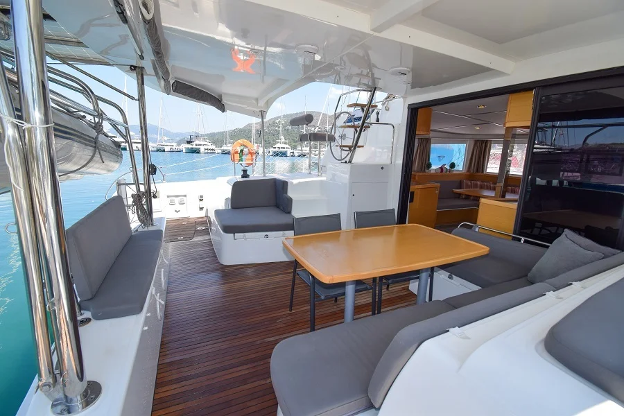Cockpit table of catamaran Lagoon 42 Bige for charter in Marmaris in Turkey