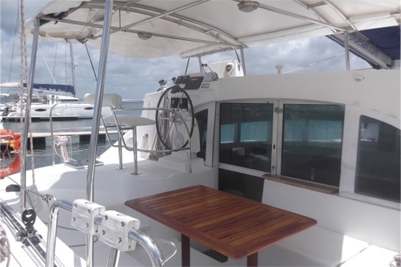 Cockpit in catamaran Lagoon 380 Marlene for charter in Cuba