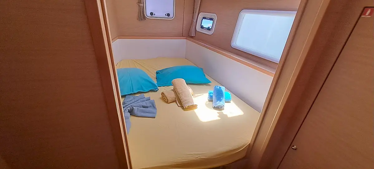 Forward cabin in catamaran Lagoon 400 S2 Trixi for charter in Guadeloupe