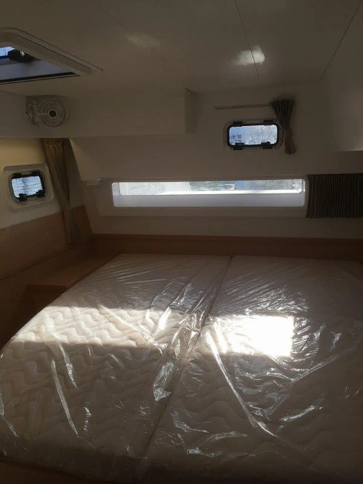 Aft cabin in catamaran Lagoon 42 Tidre for charter in Guadeloupe