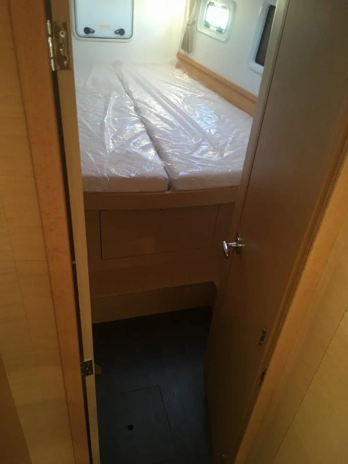 Forward cabin in catamaran Lagoon 42 Tidre for charter in Guadeloupe