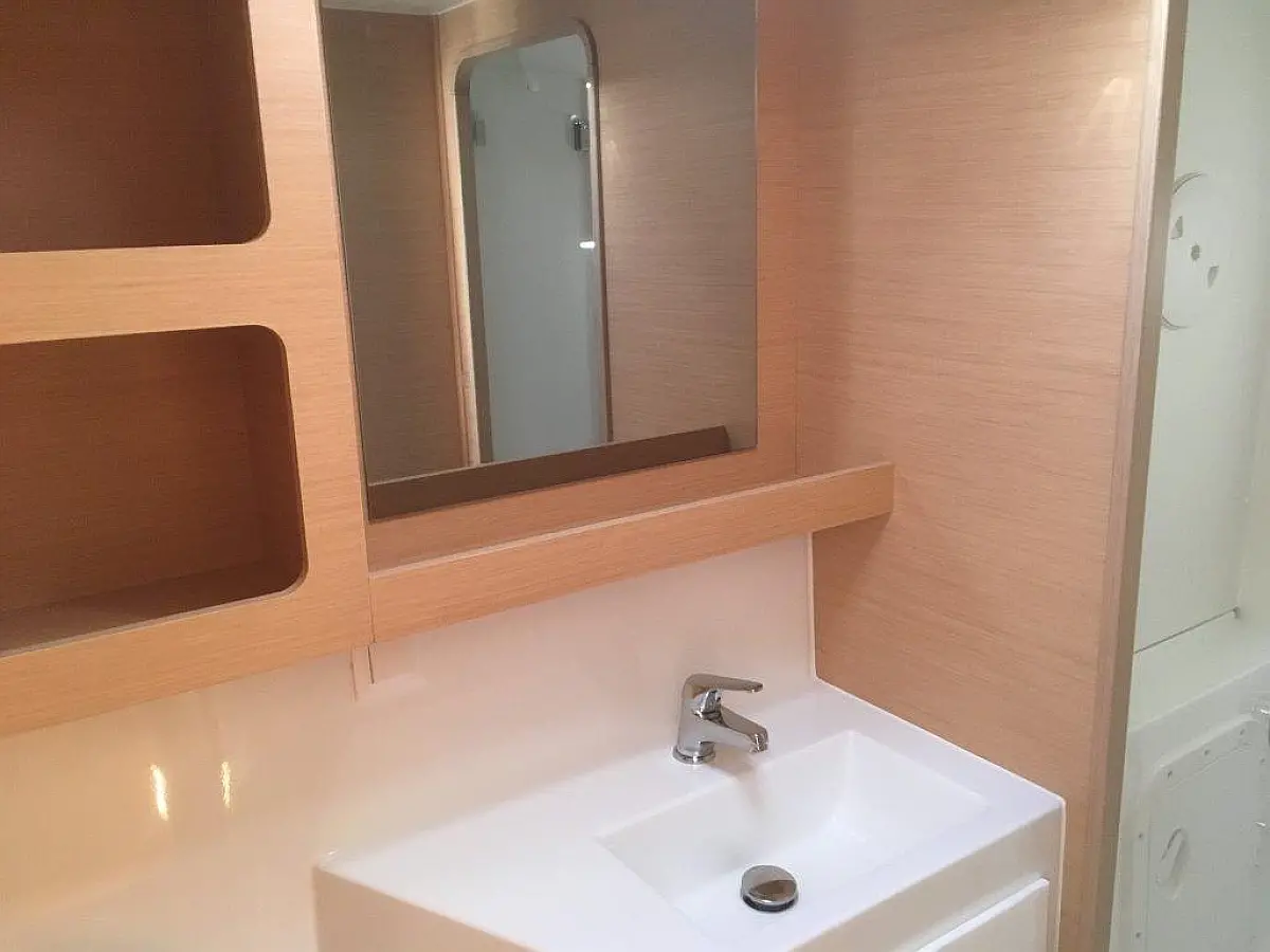Bathroom in catamaran Lagoon 42 Tigra for charter in Guadeloupe