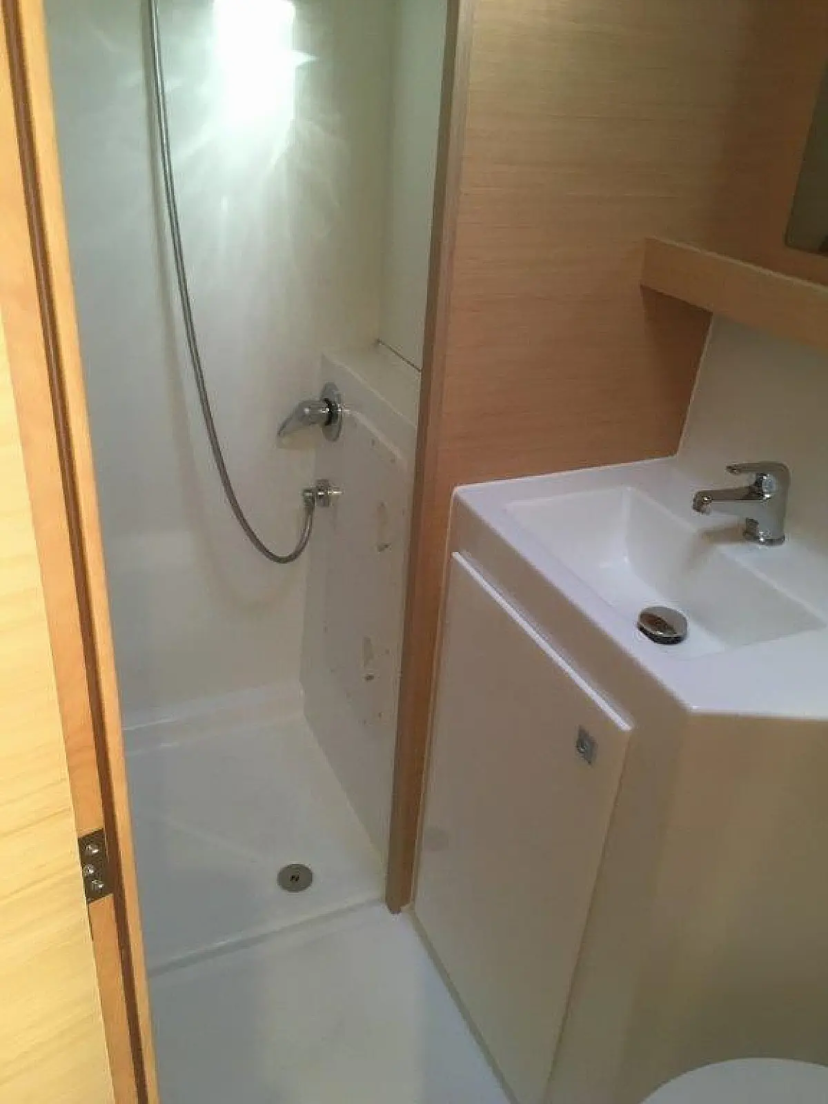 Bathroom in catamaran Lagoon 42 Tigra for charter in Guadeloupe