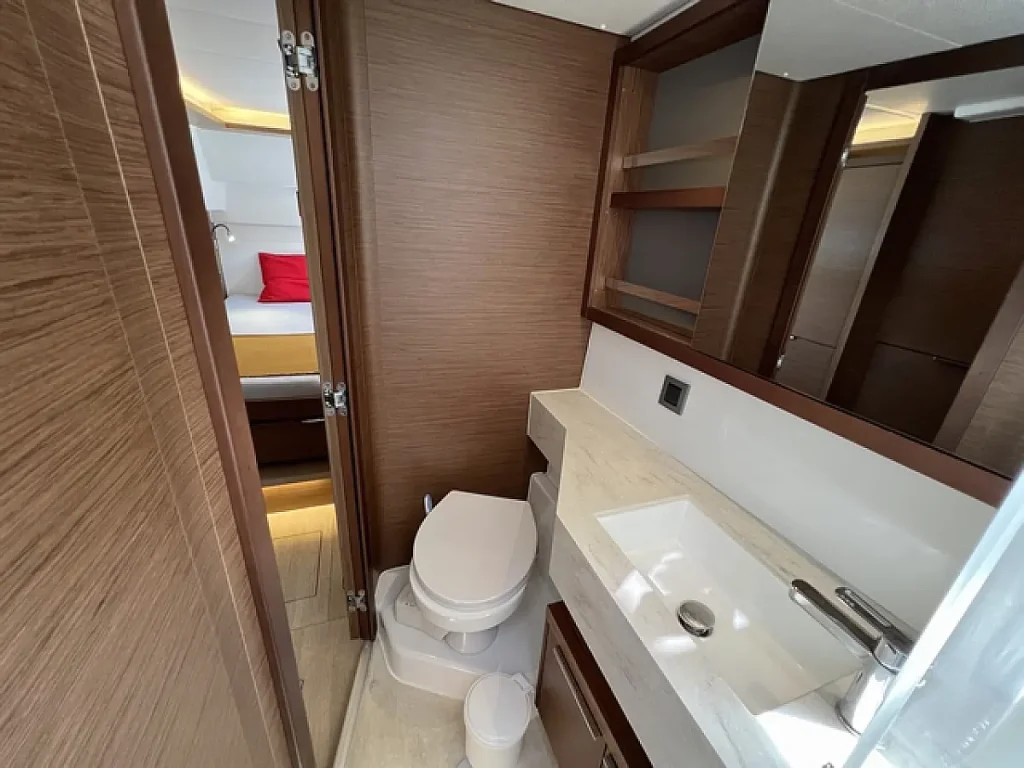 Bathroom and cabin in catamaran Lagoon 46 Sol Griso for charter in Cuba