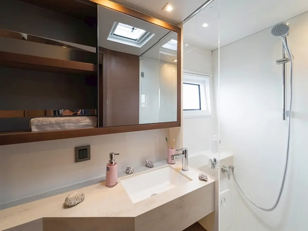Bathroom in catamaran Lagoon 46 Sol Griso for charter in Cuba