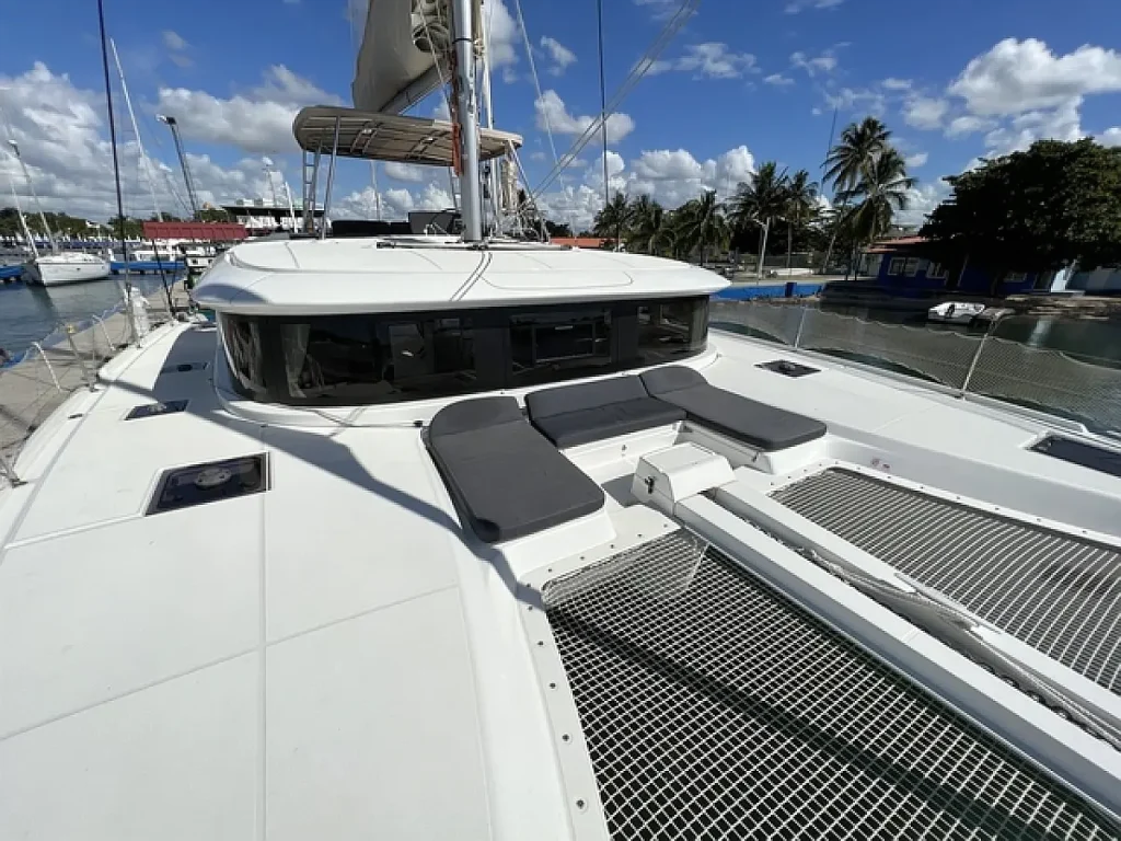 Sunbathing deck of catamaran Lagoon 46 Sol Griso for charter in Cuba