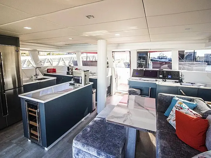 Saloon table in catamaran Sunreef 50 Luxe Liberta for charter in Martinique