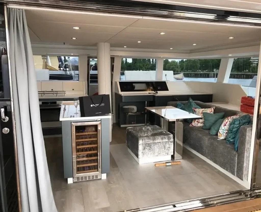 Saloon in catamaran Sunreef 50 Luxe Liberta for charter in Martinique