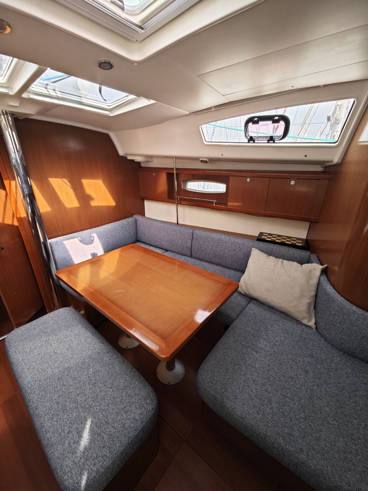 Saloon table in sailing yacht Beneteau Oceanis 40 Violet for charter in Fethiye in Turkey