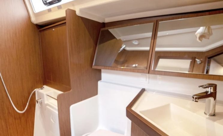 Bathroom in sailing yacht Beneteau Oceanis 41.1 Zoi for charter in Fethiye in Turkey
