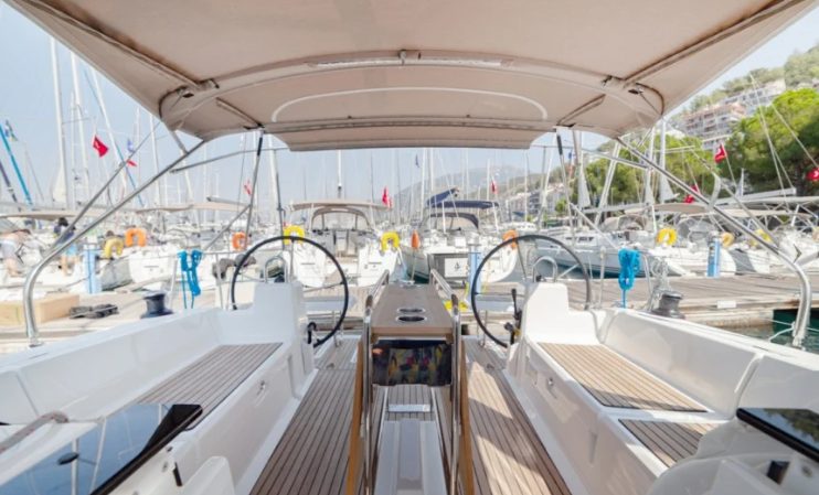 Cockpit of sailing yacht Beneteau Oceanis 41.1 Zoi for charter in Fethiye in Turkey