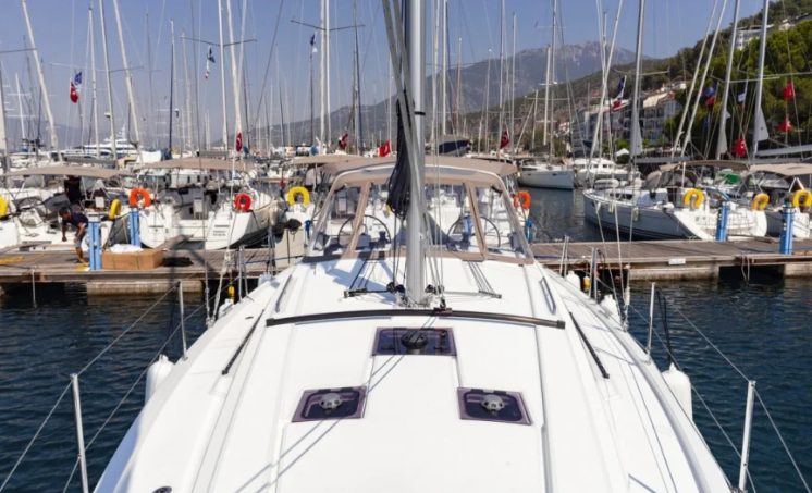 Deck of sailing yacht Beneteau Oceanis 41.1 Zoi for charter in Fethiye in Turkey