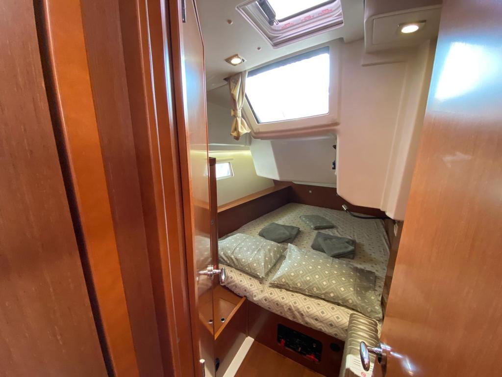 Aft cabin in bathroom in sailing yacht Beneteau Oceanis 41 Tina for charter in Fethiye in Turkey