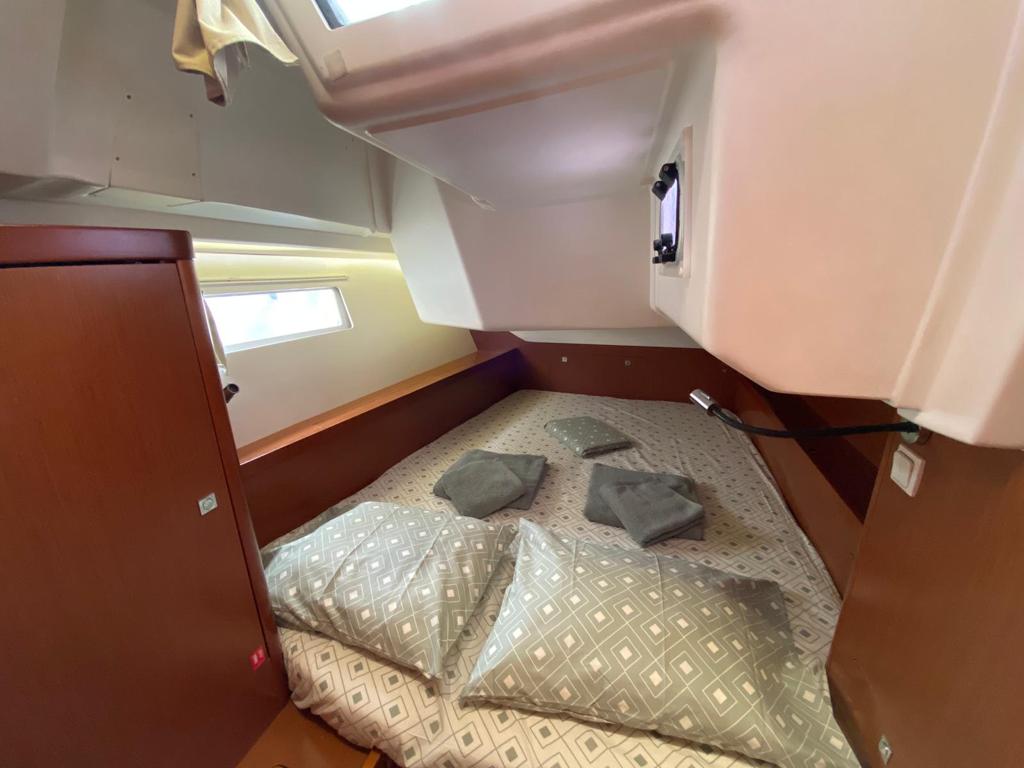 Aft cabin in bathroom in sailing yacht Beneteau Oceanis 41 Tina for charter in Fethiye in Turkey
