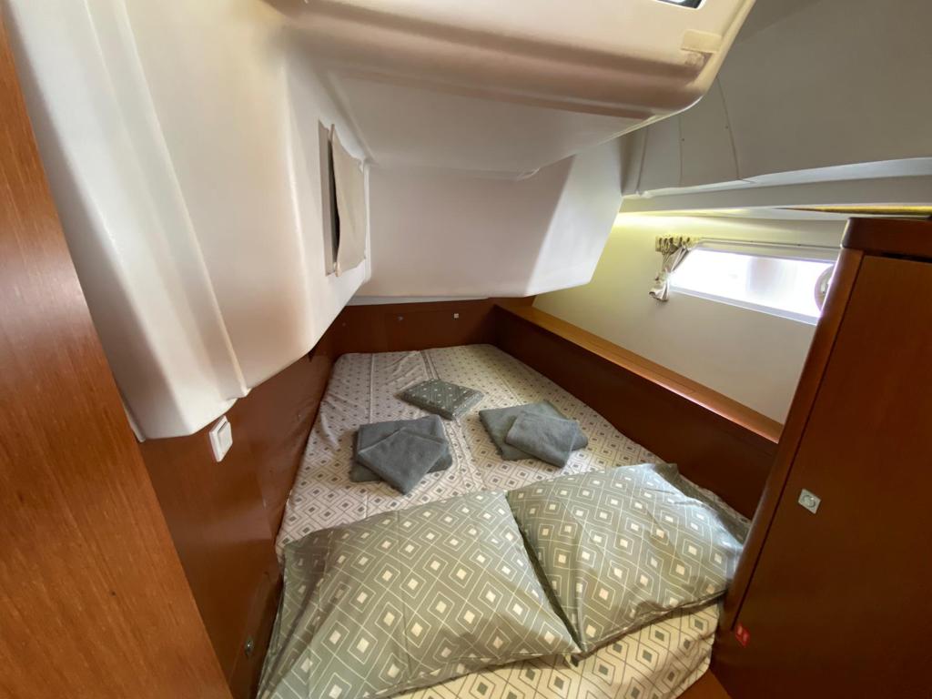 Aft cabin in bathroom in sailing yacht Beneteau Oceanis 41 Tina for charter in Fethiye in Turkey