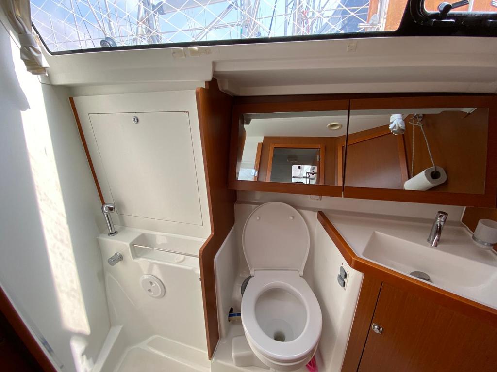 Bathroom in sailing yacht Beneteau Oceanis 41 Tina for charter in Fethiye in Turkey