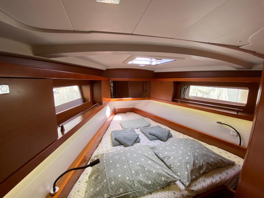 Forward cabin in bathroom in sailing yacht Beneteau Oceanis 41 Tina for charter in Fethiye in Turkey