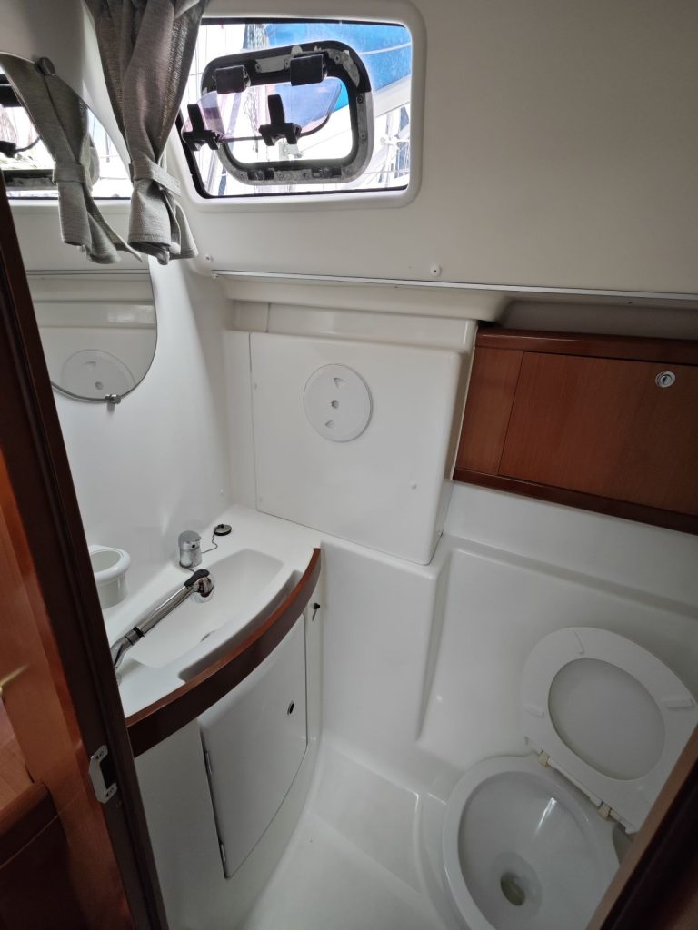 Bathroom in sailing yacht Beneteau Oceanis 43 Lilium for charter in Fethiye in Turkey