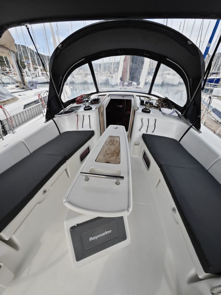 Cockpit of sailing yacht Beneteau Oceanis 43 Lilium for charter in Fethiye in Turkey