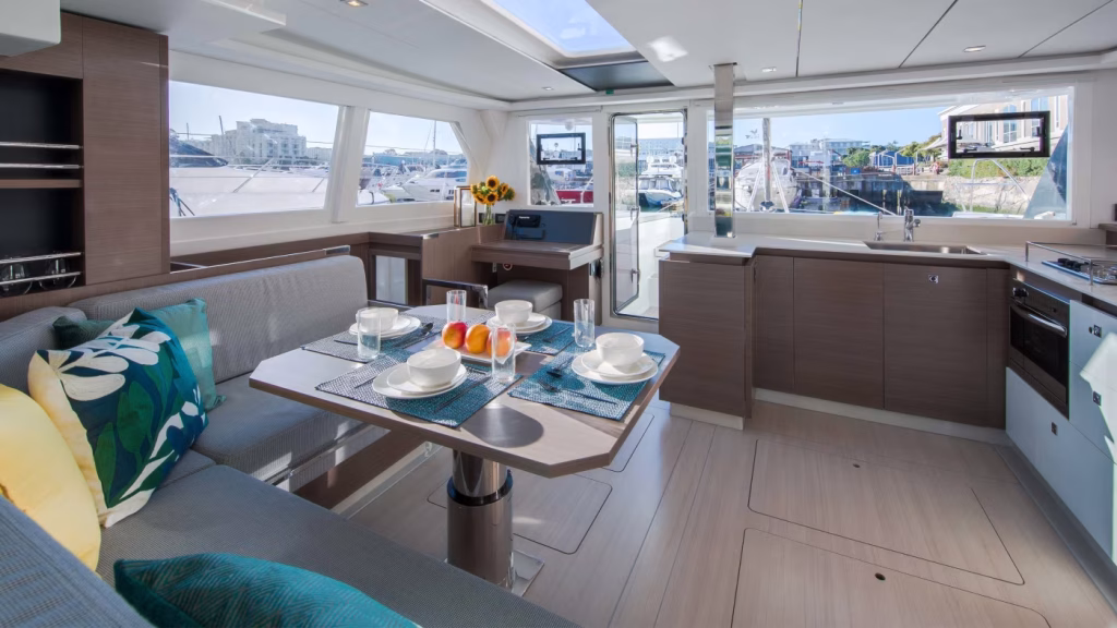 Saloon in catamaran Moorings 4200 with 3 cabins for charter in Grenada in Caribbean