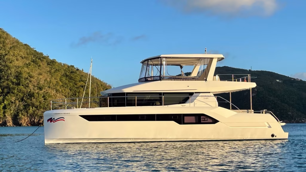 Power catamaran Moorings 534 PC for charter in Great Abaco in Bahamas in Caribbean