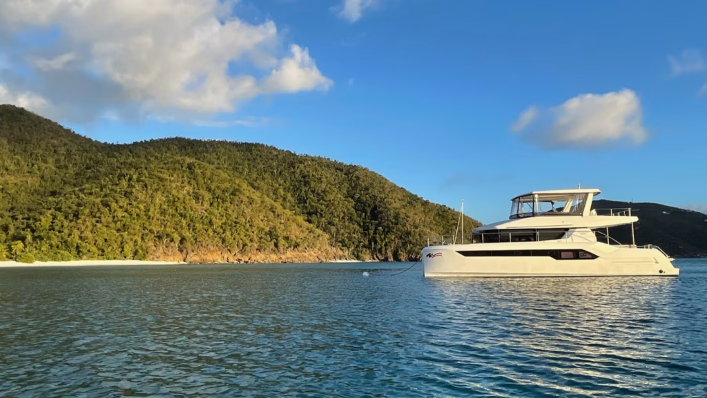 Power catamaran Moorings 534 PC for charter in Great Abaco in Bahamas in Caribbean