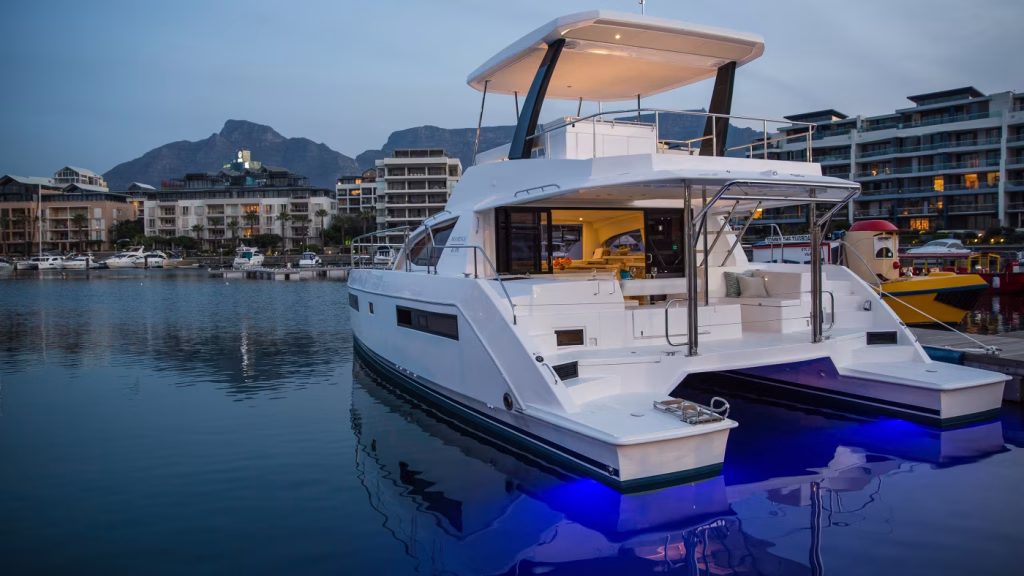 Power catamaran Moorings 433 PC for charter in Tortola in British Virgin Islands in Caribbean